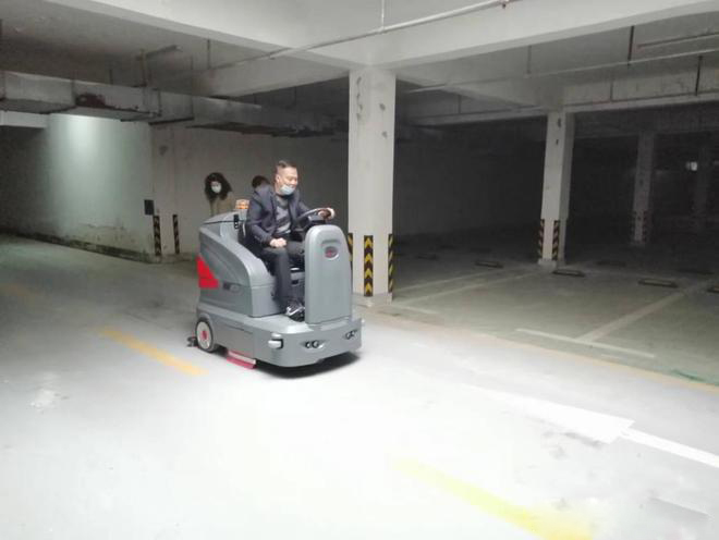 甘南小区物业保洁不用人力改用驾驶式洗地机了
